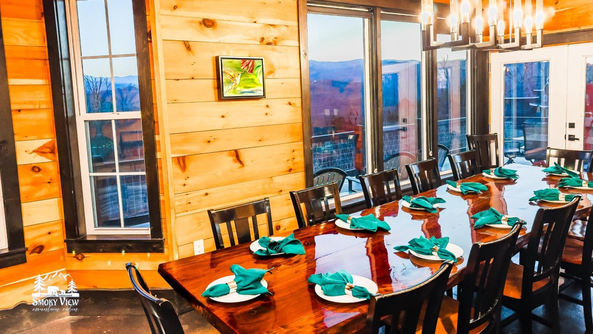 Casa vacanze Luxurious 6 Bed 5 Bath Amazing Location & Privacy! -4 Miles To Gatlinburg & Pidgeon Forge-hot Tub-fireplace-king Suits-deck-grill-free Parking For 8 Vehicles-firepit-full Kitchen-