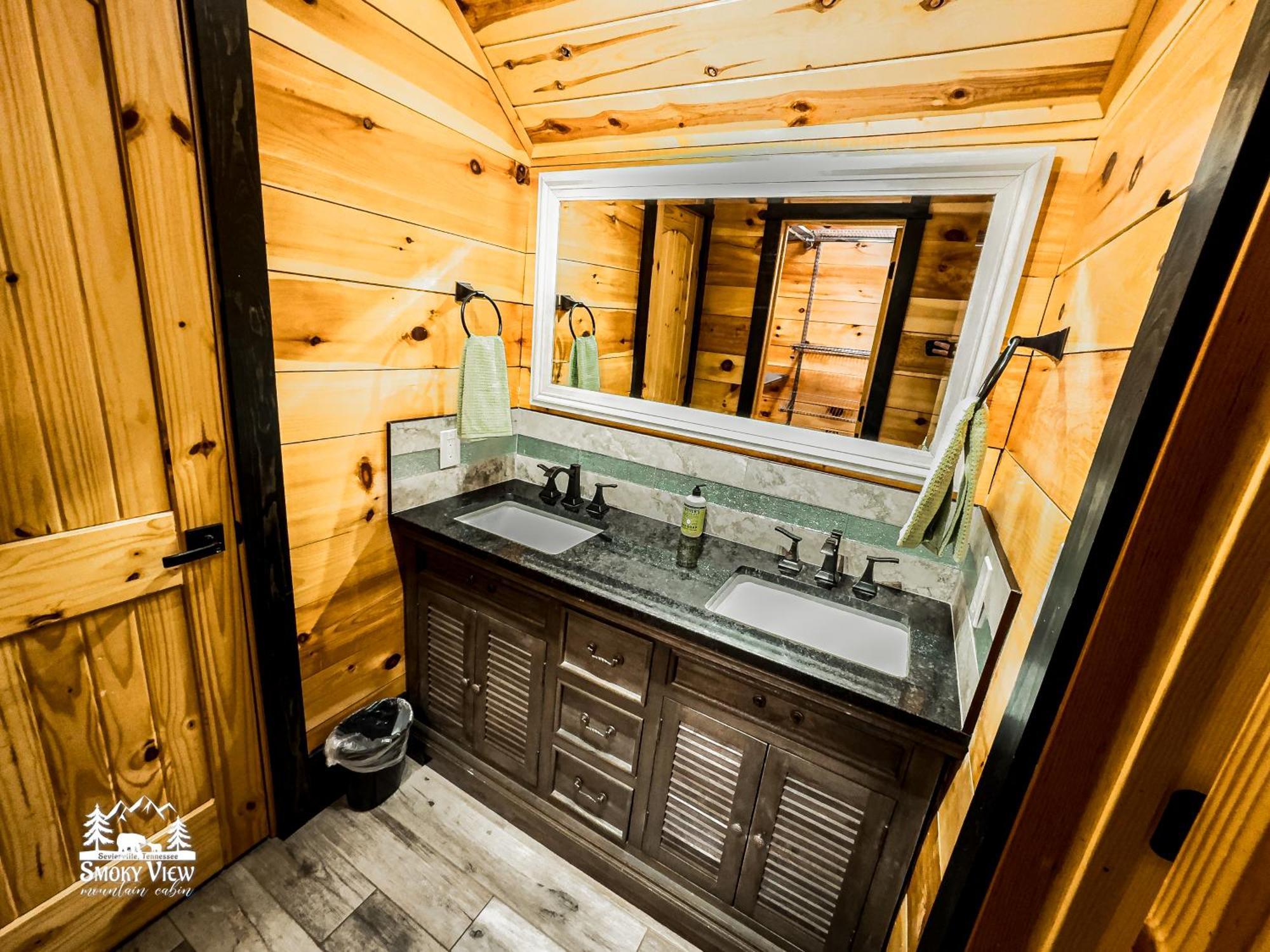 Casa vacanze Luxurious 6 Bed 5 Bath Amazing Location & Privacy! -4 Miles To Gatlinburg & Pidgeon Forge-hot Tub-fireplace-king Suits-deck-grill-free Parking For 8 Vehicles-firepit-full Kitchen-