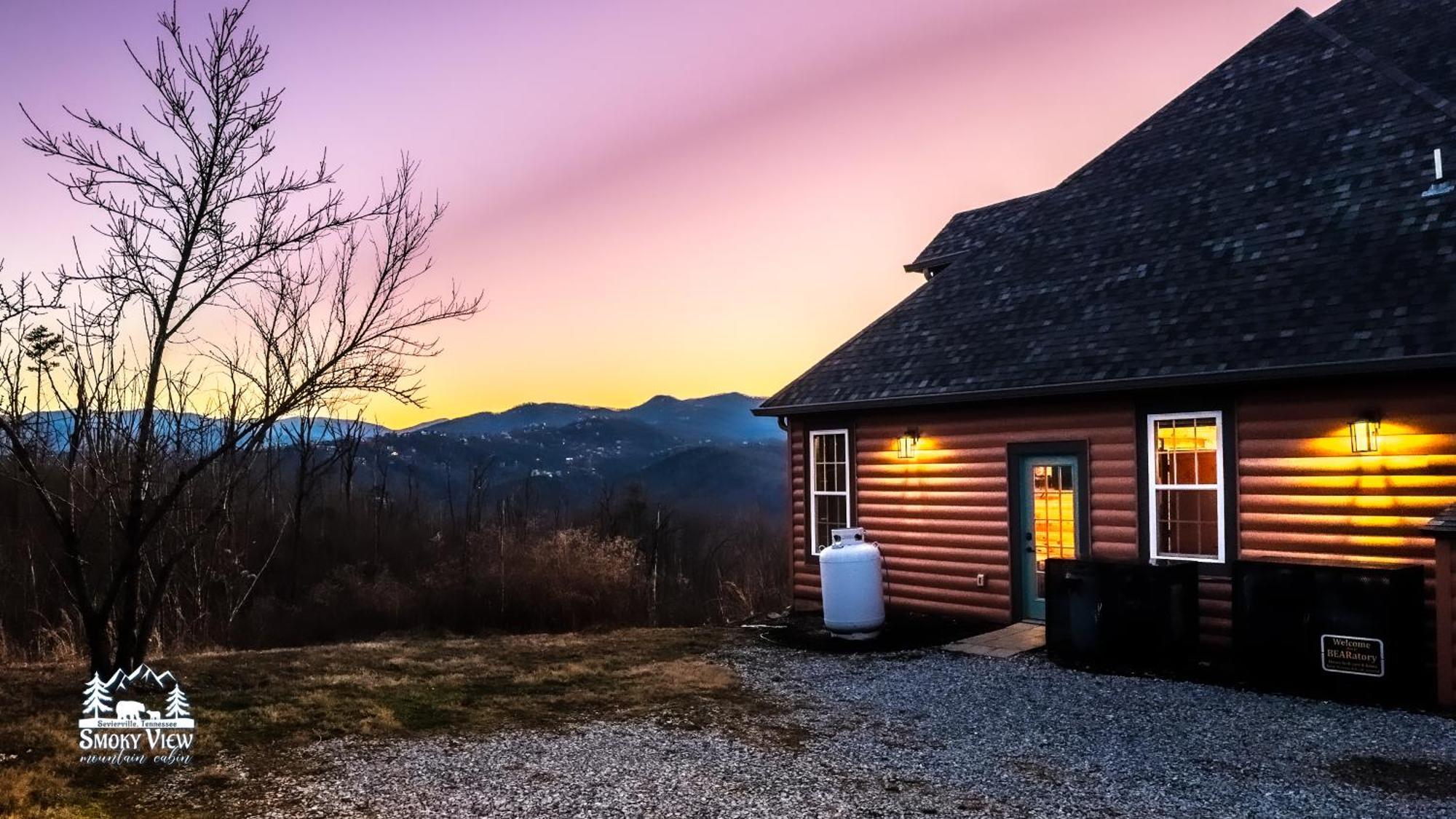 Luxurious 6 Bed 5 Bath Amazing Location & Privacy! -4 Miles To Gatlinburg & Pidgeon Forge-hot Tub-fireplace-king Suits-deck-grill-free Parking For 8 Vehicles-firepit-full Kitchen-