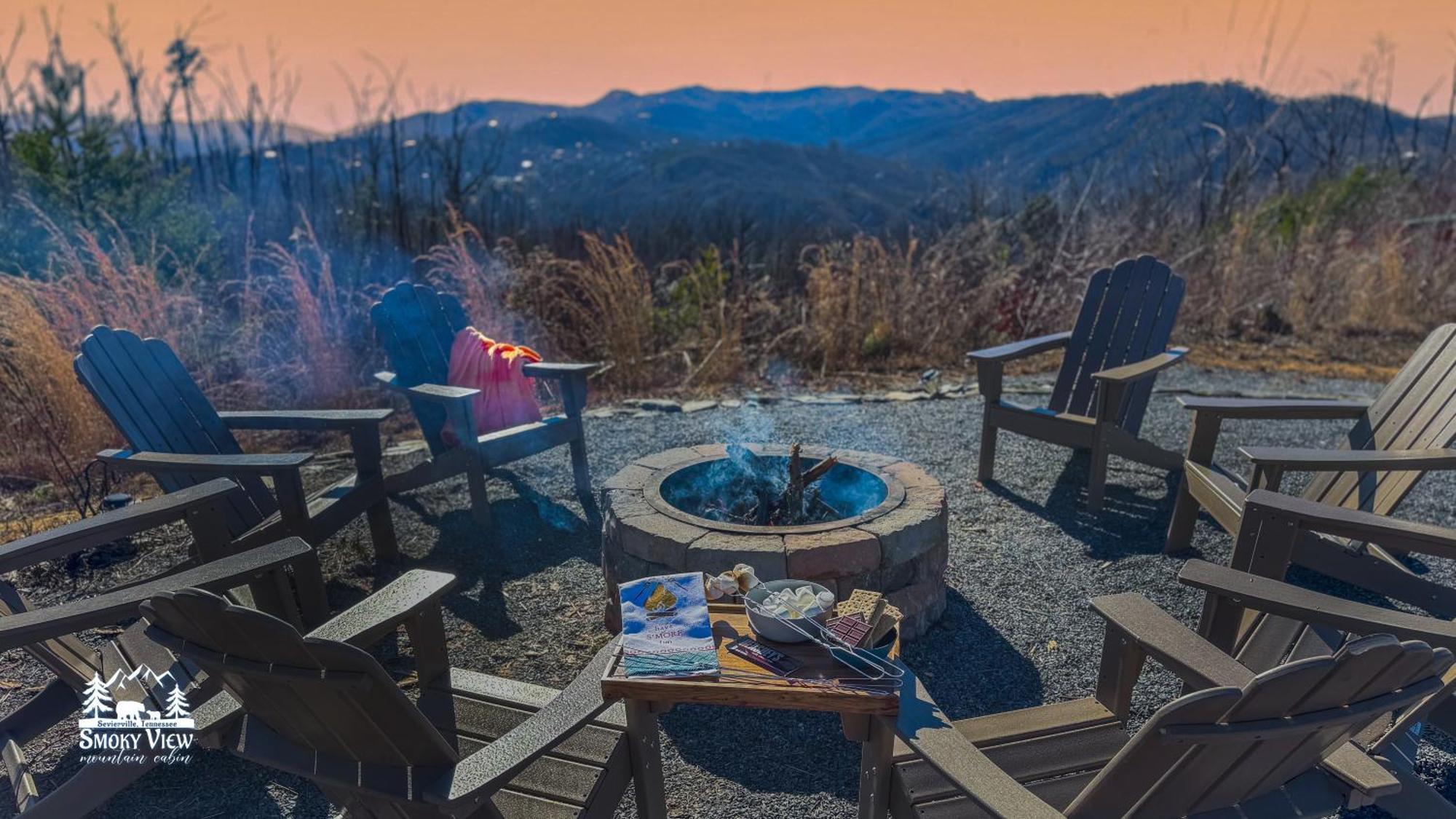 Casa vacanze Luxurious 6 Bed 5 Bath Amazing Location & Privacy! -4 Miles To Gatlinburg & Pidgeon Forge-hot Tub-fireplace-king Suits-deck-grill-free Parking For 8 Vehicles-firepit-full Kitchen-