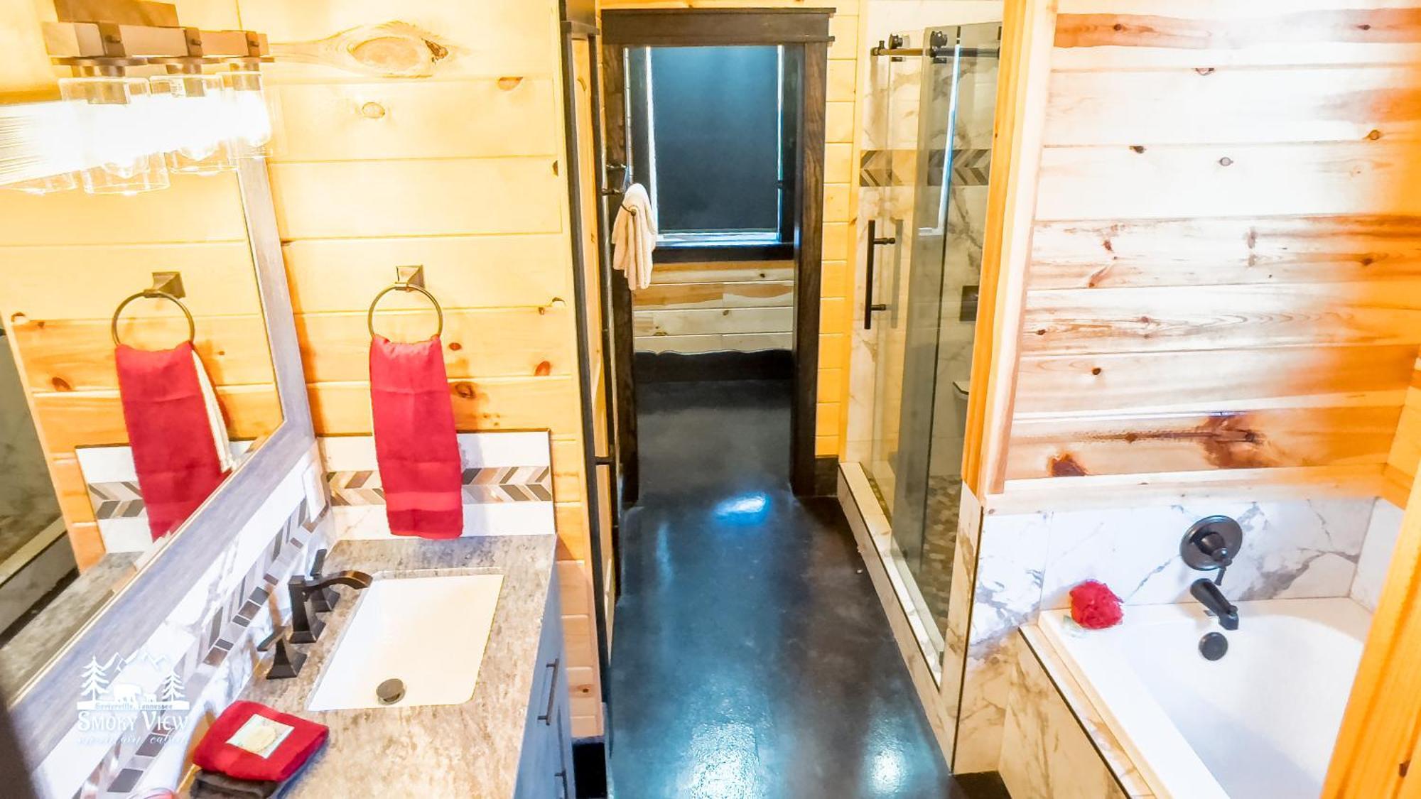 Casa vacanze Luxurious 6 Bed 5 Bath Amazing Location & Privacy! -4 Miles To Gatlinburg & Pidgeon Forge-hot Tub-fireplace-king Suits-deck-grill-free Parking For 8 Vehicles-firepit-full Kitchen-