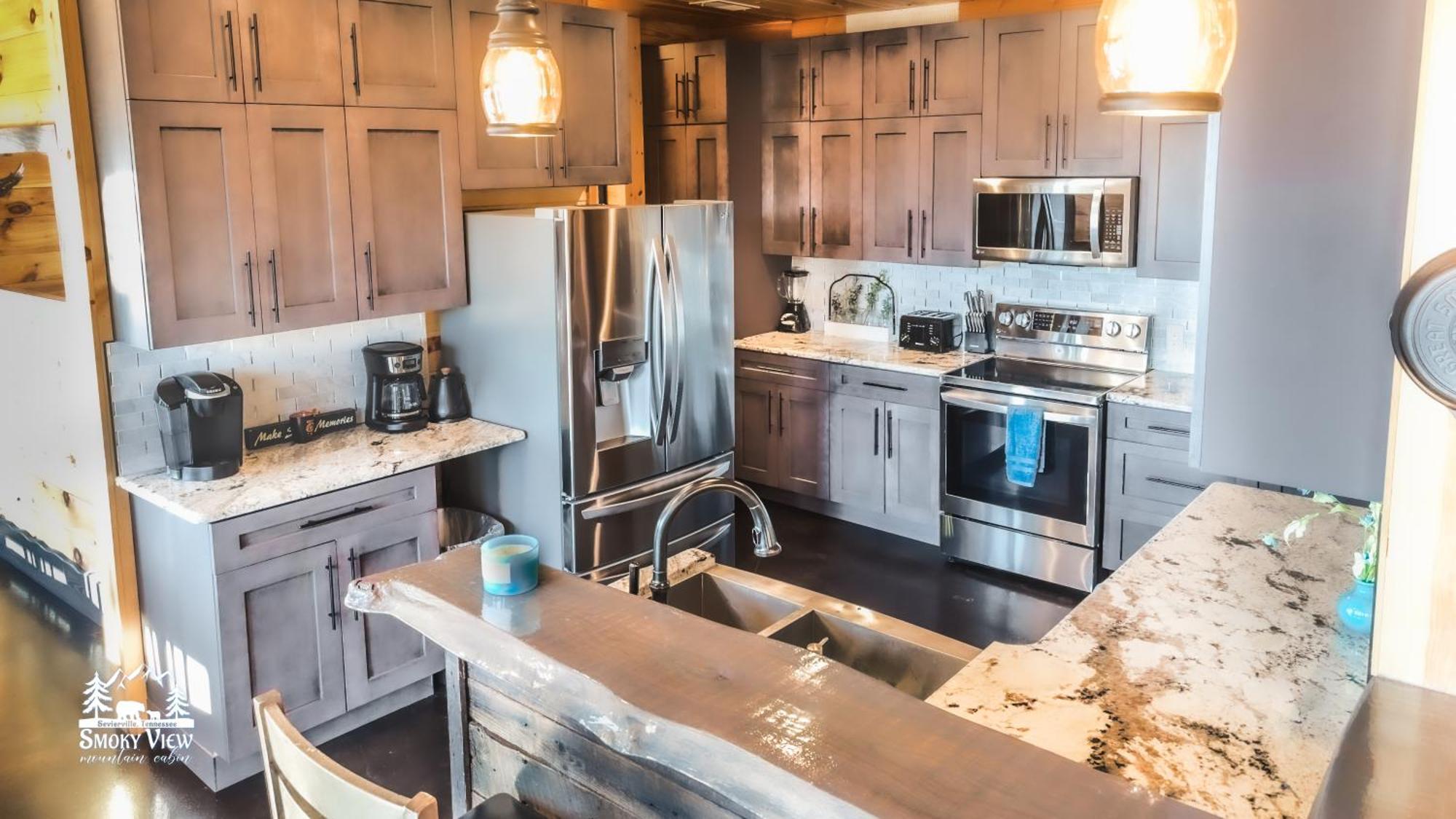 Casa vacanze Luxurious 6 Bed 5 Bath Amazing Location & Privacy! -4 Miles To Gatlinburg & Pidgeon Forge-hot Tub-fireplace-king Suits-deck-grill-free Parking For 8 Vehicles-firepit-full Kitchen-