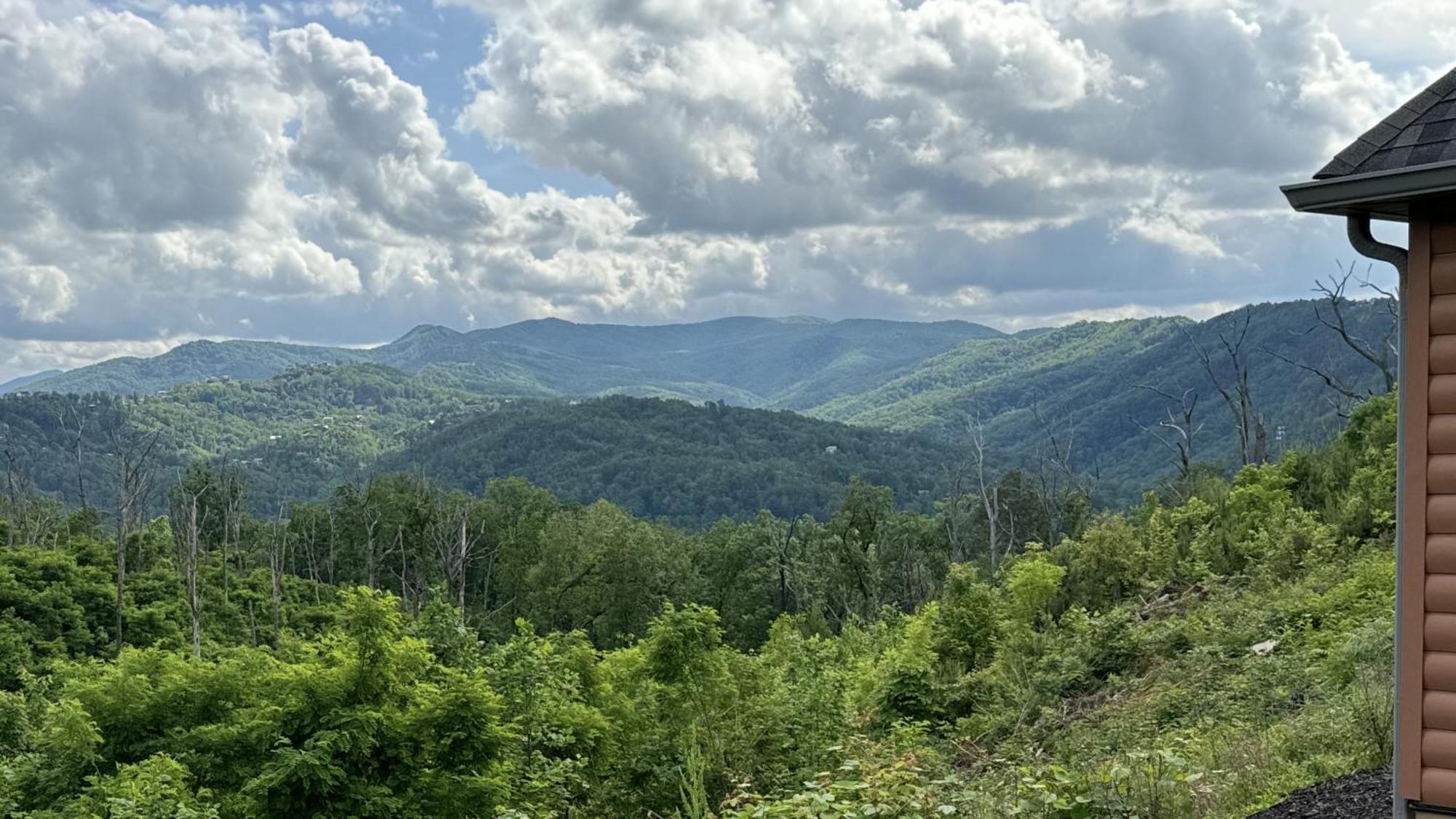 Luxurious 6 Bed 5 Bath Amazing Location & Privacy! -4 Miles To Gatlinburg & Pidgeon Forge-hot Tub-fireplace-king Suits-deck-grill-free Parking For 8 Vehicles-firepit-full Kitchen-