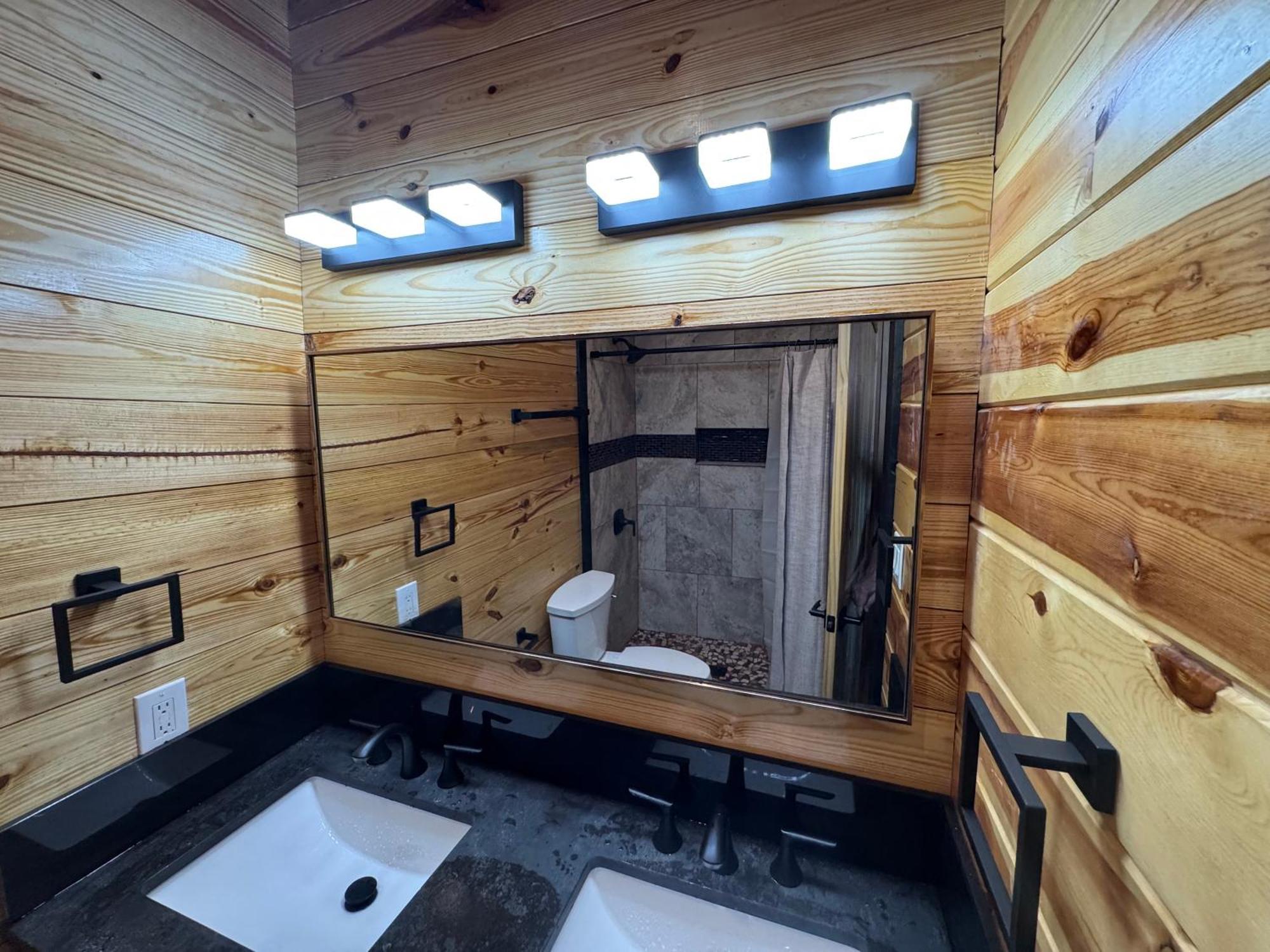 Luxurious 6 Bed 5 Bath Amazing Location & Privacy! -4 Miles To Gatlinburg & Pidgeon Forge-hot Tub-fireplace-king Suits-deck-grill-free Parking For 8 Vehicles-firepit-full Kitchen-
