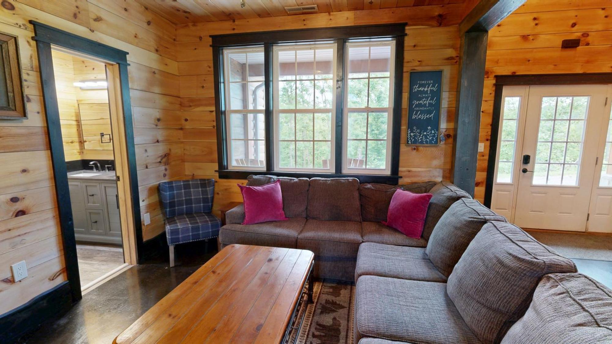Luxurious 6 Bed 5 Bath Amazing Location & Privacy! -4 Miles To Gatlinburg & Pidgeon Forge-hot Tub-fireplace-king Suits-deck-grill-free Parking For 8 Vehicles-firepit-full Kitchen-