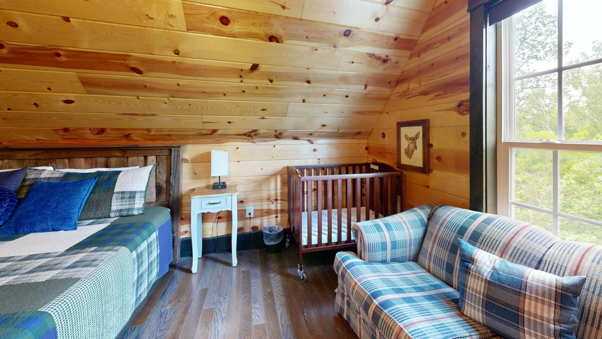 Luxurious 6 Bed 5 Bath Amazing Location & Privacy! -4 Miles To Gatlinburg & Pidgeon Forge-hot Tub-fireplace-king Suits-deck-grill-free Parking For 8 Vehicles-firepit-full Kitchen-