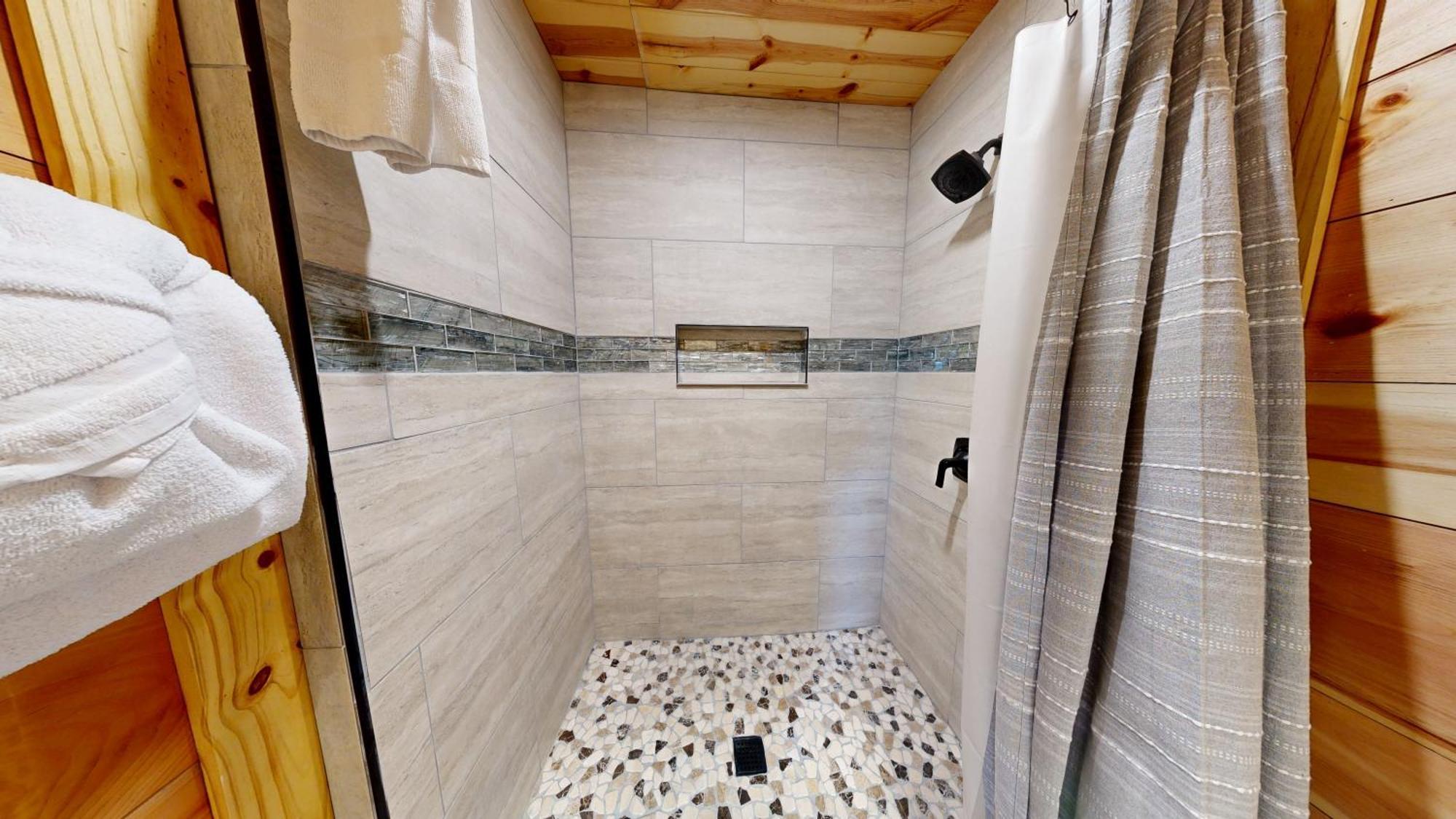 Casa vacanze Luxurious 6 Bed 5 Bath Amazing Location & Privacy! -4 Miles To Gatlinburg & Pidgeon Forge-hot Tub-fireplace-king Suits-deck-grill-free Parking For 8 Vehicles-firepit-full Kitchen-
