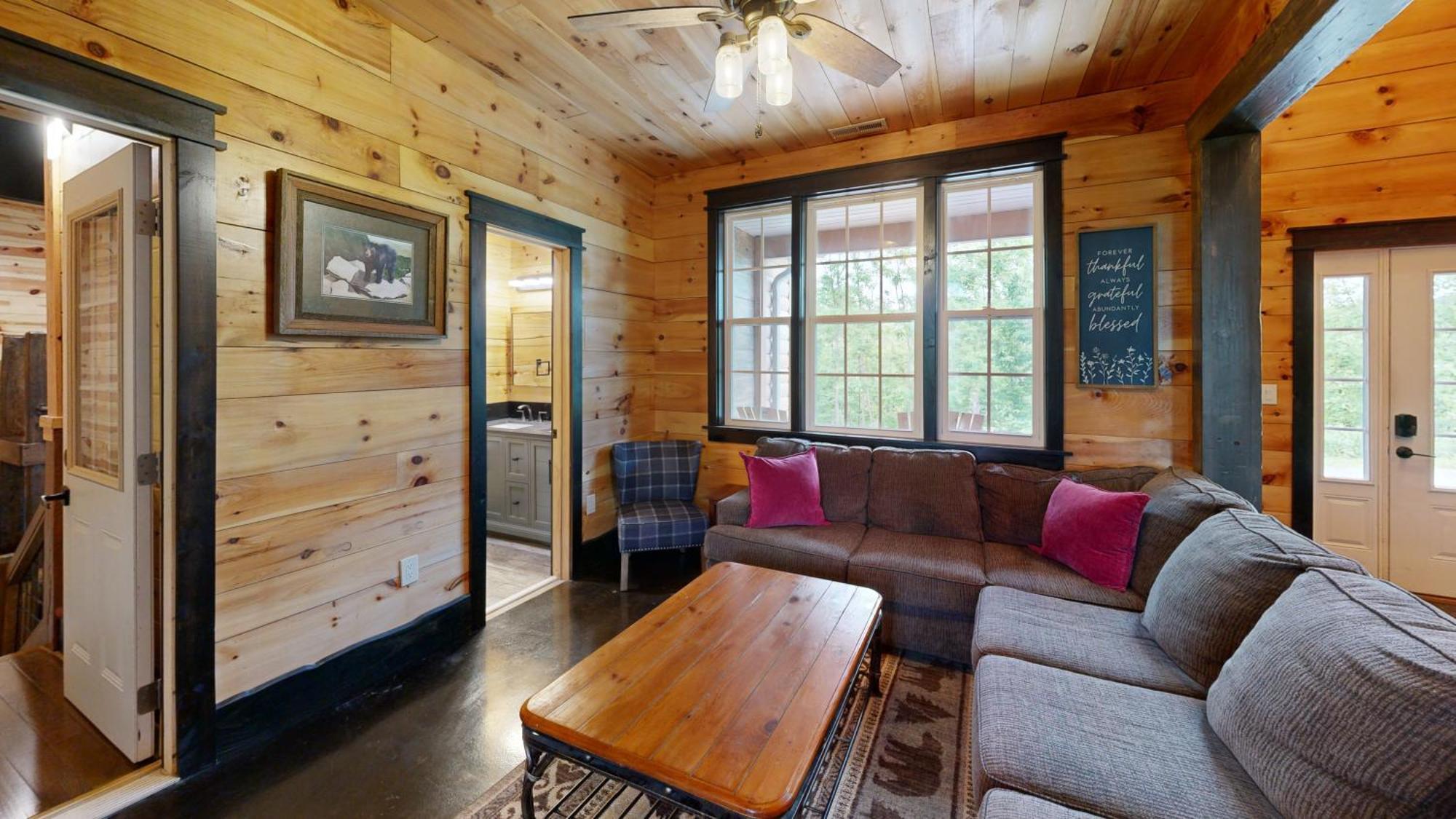 Luxurious 6 Bed 5 Bath Amazing Location & Privacy! -4 Miles To Gatlinburg & Pidgeon Forge-hot Tub-fireplace-king Suits-deck-grill-free Parking For 8 Vehicles-firepit-full Kitchen-