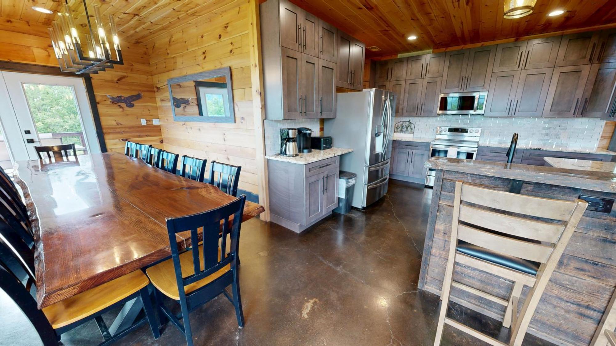 Casa vacanze Luxurious 6 Bed 5 Bath Amazing Location & Privacy! -4 Miles To Gatlinburg & Pidgeon Forge-hot Tub-fireplace-king Suits-deck-grill-free Parking For 8 Vehicles-firepit-full Kitchen-